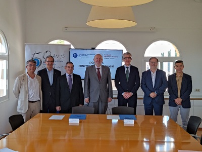 Representants de la UPC i de la Fundació Mútua de Terrassa a l'acte de signatura del conveni