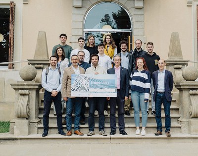 El vicerector de Transferència, Innovació i Emprenedoria de la UPC Climent Molins, amb les persones participants i els organitzadors del concurs