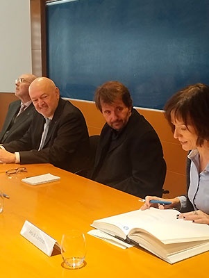Guillem Alenyà durant l'acte de presa de possessió,m  acompanyat pel delegat del CSIC a Catalunya, Luís Calvo, el rector Daniel Crespo i la secretària general de la UPC, Ana B. Cortinas