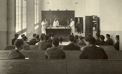 Una de les aules de l'Escola d'Enginyers Industrials de Barcelona, al carrer Compte d'Urgell. Imatge: Arxiu ETSEIB - Memòria Digital UPC