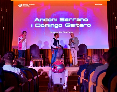 Membres de The Pink Force, amb un robot desenvolupat per aquesta fundació