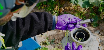 Un investigador recull una mostra d'aigua del subsol