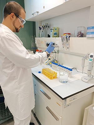 Un dels investigadors del Centre de Recerca en Ciència i Enginyeria Multiescala de Barcelona preparant mostres per analitzar-les amb diferents tècniques de laboratori, en el marc del projecte NEO-CYCLE