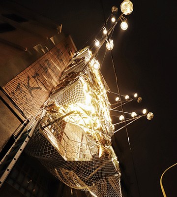 La instal·lació ‘Vibe Cast’, de la UPC-ETSAB, guardonada 'ex aequo' amb el primer premi del Festival Llum BCN 2020