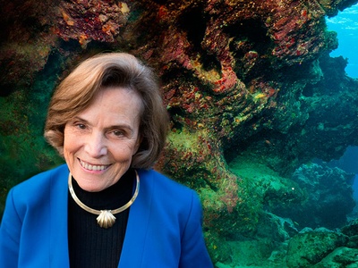 Muntatge fotogràfic amb retrat de l'oceanògrafa Sylvia A.Earle (imatge de ©Todd Brown) sobre un fons marí