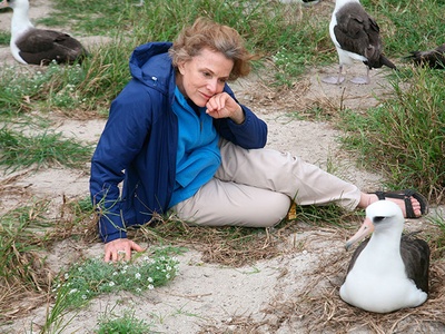 Sylvia A. Earle observant una gavina en una de les seves expedicions. © Amos Nachoum