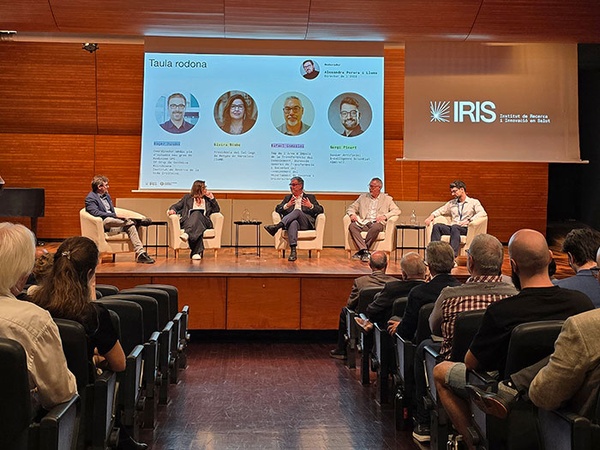 Taula rodona per parlar del futur de les tecnologies de la salut, amb Roger Paredes, coordinador mèdic del nou grau de Medicina de la UPC; Elvira Bisbe, presidenta delCol·legi de Metges de Barcelona; Rafael González, de la Direcció General de Transferència i Societat del Coneixement del Departament de Recerca i Universitats; i Sergi Picart, investigador d’Almirall
