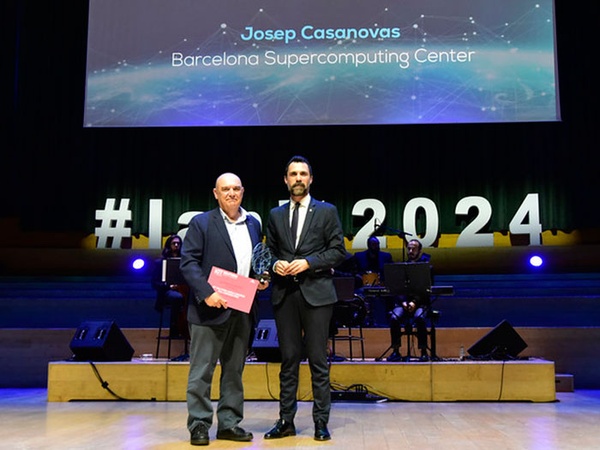 Josep Casanovas, fundador de l’inLab FIB, i Roger Torrent, Conseller d’Empresa i Treball, durant el lliurament dels premis.