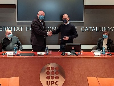 D'esquerra a dreta: Francesc Sepulcre, director sortint; el rector de la UPC, Daniel Crespo, Josep Maria Font, nou director de l'Escola, i la secretaria general de la Universitat, Ana B. Cortina