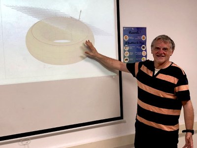 El professor Jordi Guàrdia, artífex de la proposta ‘Rellotges, vestits i muntanyes russes: dissenyant amb matemàtiques’, mostrant una figura geomètrica projectada en una pissarra