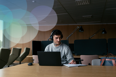 Noi estudiant amb ordinador portàtil