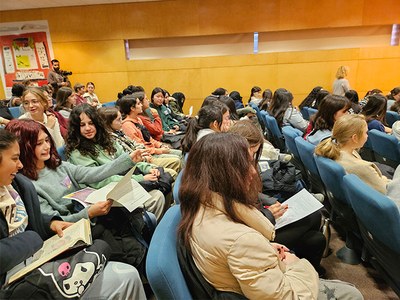 Partipants de l'Olimpíada durant la sessió de presentació de dones matemàtiques referents