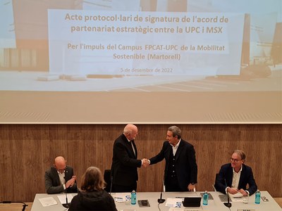 Daniel Crespo, rector de la UPC i Ugo de Carolis, CEO & Executive Chairman de MSX International,  donant-se la mà després de la signatura de l'acord de col·laboració