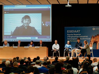 Taula rodona moderada per la vicerectora de Política Internacional, Lourdes Reig, i en la qual han participat Josep Bordonau, com a representant del PDI; Helena Martínez, com a representant del PAS, i de Lluís Gil, en representació de l’estudiantat