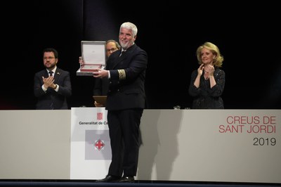 El degà de l'FNB, Agustí Martín, amb la Creu de Sant Jordi