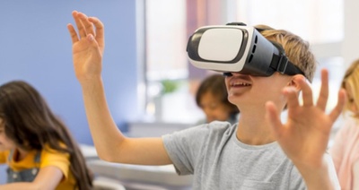 Nen amb ulleres de realitat virtual