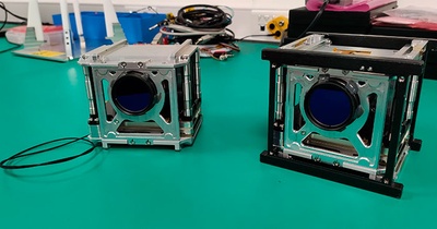 A l’esquerra, la RITA/3Cat-6. A la dreta, el model  d’enginyeria que es queda a Terra, al Nanosat Lab