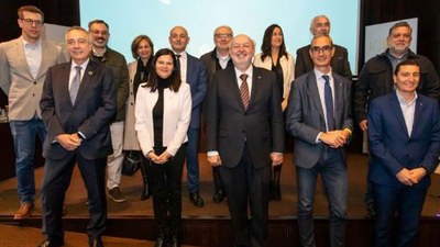L'alcaldessa de Castelldefels, Maria Miranda, juntament amb el rector Daniel Crespo i els diferents agents que han participat al Fòrum Digital de Castelldefels