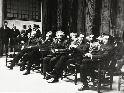 Einstein, al centre de la imatge, durant l'acte a què va assistir de l'Escola Industrial, el 28 de febrer