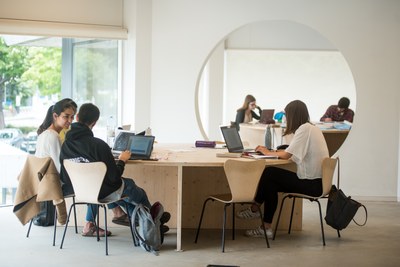 Estudiants treballant en una aula