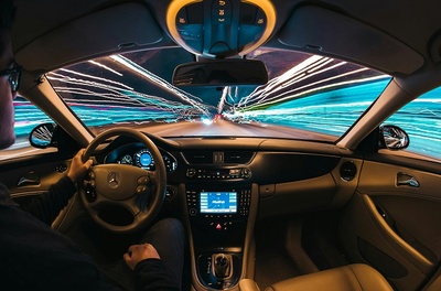 Imatge interior vehicle amb pantalla