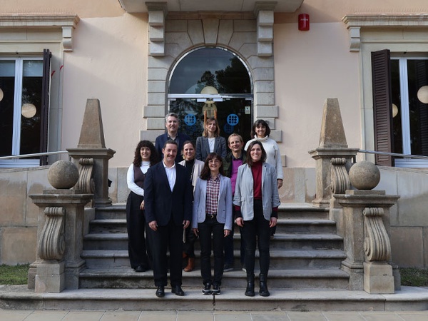 La vicerectora de Responsabilitat Social i Igualtat, Ariadna Llorens, juntament amb representants de la Fundació Caixa Enginyers i Impact Hub i altres representants de la Universitat