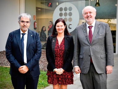 D'esquerra a dreta, el secretari general del Departament de Recerca i Universitats, Joaquim Nin; l’alcaldessa de Castelldefels, María Miranda, i el rector de la UPC, Daniel Crespo