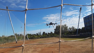 Dron volant al recinte exterior del DroneLab