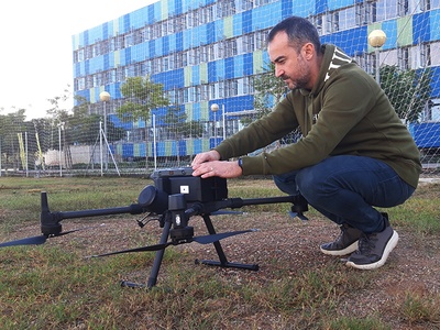 Un investigador de la UPC preparant un dron per al vol