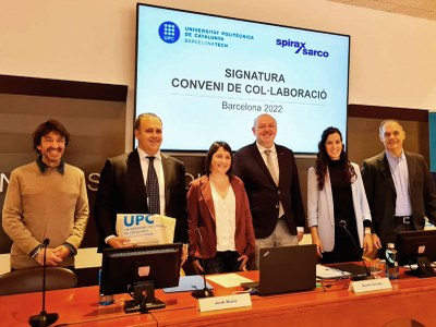 Representants de la UPC i de l'empresa Spirax Sarco, a l'acte de signatura de l'acord