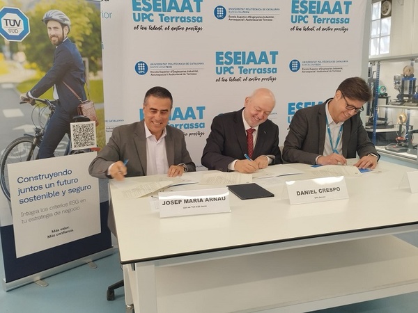 El CEO de TÜV SÜD Ibèria, Josep María Arnau, i el rector Daniel Crespo signant el conveni