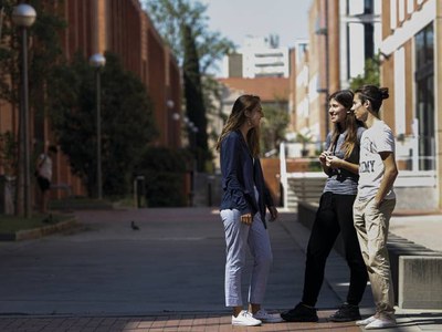 Tres estudiants conversen al Campus Diagonal Nord de la UPC