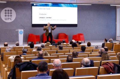 Josep Lluís Larriba, delegat del rector pel Mobile World Congress, conduint l'acte