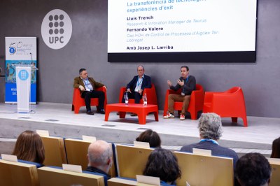Lluís Trenchs, Research and Innovation Manager de Taurus, i Fernando Valero, cap d’R+D+i i de Control de Processos d’Aigües Ter-Llobregat, amb Josep Lluís Larriba, delegat del rector pel Mobile World Congress