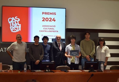 Estudiants de l'associació Cultural Castelldefesta, recollint el premi, juntament amb el rector Daniel Crespo (al centre de la imatge), la vicerectora de Docència i Estudiantat, Anna Mujal (a la dreta), i el cap del Servei d'Esports, Jordi Arimany (esquerra)