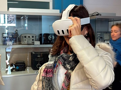 Noia amb gafes de realitat virtual veient un curtmetratge sobre la violència de gènere