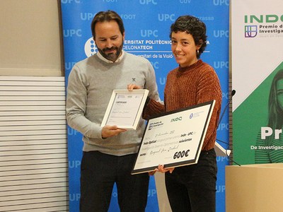 Una familiar de Raquel van Ginkel recollint el premi en nom de la guanyadora, de mans de Manel Espínola, responsable d'Innovació d'INDO Optical