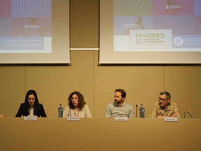 Un moment de l'acte de lliurament del premi. D'esquerra a dreta: Sara Font, del Departament de Formació d'INDO; Aurora Torrents, degana de la FOOT; Manel Espínola, responsable d’Innovació d’INDO Optical, i Joaquim Grau, president del COOOC