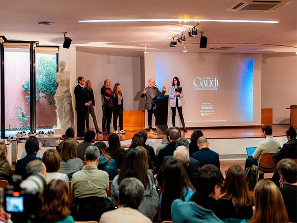 El director de la Càtedra Gaudí de la UPC, Galdric Santana, juntament amb la vicerectora Elena Fernández, i altres representants institucionals, en l'acte de presentació del programa de l'Any Gaudí, a l'ETSAB