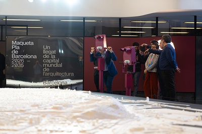 Dispositius oculars situats sobre quatre peus que evoquen els antics prismàtics binoculars i que permeten, mitjançant capes d’informació superposades amb tecnologia de realitat augmentada, que la maqueta esdevingui una plataforma interactiva