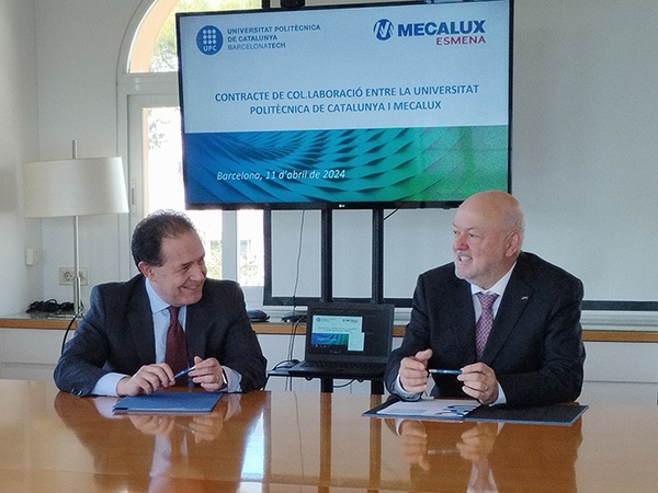 El CEO de Mecalux, Javier Carrillo, i el rector de la UPC, Daniel Crespo, durant la signatura del conveni, l'11 d'abril, a la sala Talaia del rectorat de la UPC, a Barcelona.