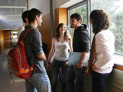 Estudiants parlant a la sortida de les classes a la UPC