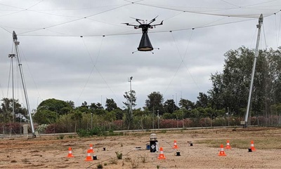 Un dron volant en un dels vols de prova realitzatsal DroneLab de la UPC