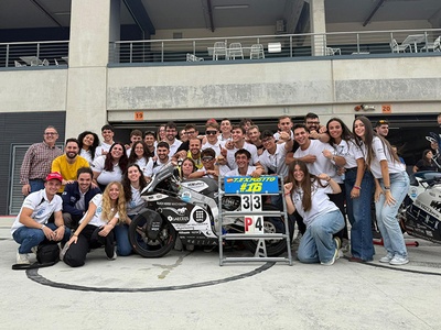 L'equip e3team de l'EPSEVG celebrant els bons resultats obtinguts en la cursa final