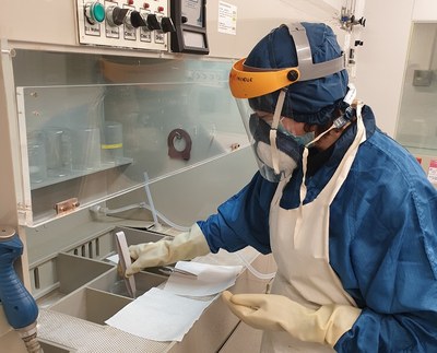 Investigadora a la Sala Blanca de l'ETSETB, al Campus Diagonal Nord