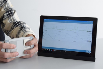 Cardioteriògraf electrònic que mesura dos indicadors cardiovasculars, que es poden visualitzar a la pantalla d'un dispositiu mòbil: l'electrocardiograma (senyal superior) i l'ona de pols rterial (senyal inferior