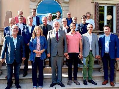 Els membres del ple del Consell Empresarial de la UPC, a les escales del Rectorat