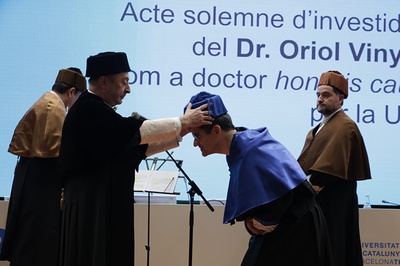 El rector, Francesc Torres, imposa el birret a Oriol Vinyals com a símbol del doctorat