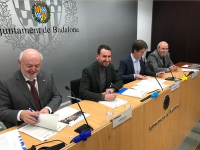 Autoritats de la UPC i l'Ajuntament de Badalona signant l'acord
