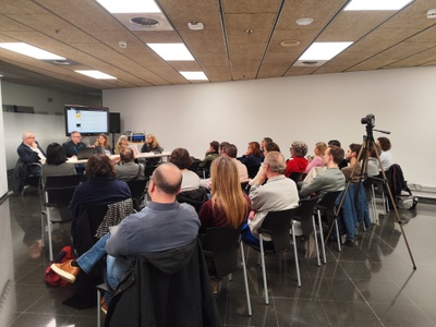 Un moment de la presentació del portal 'Tresors UPC'. D'esquerra a dreta a la imatge, el director de l'estudi 'La Tempesta', Marc Hernández Güell; el professor de l'Institut de Ciències de l'Educació, Antoni Hernández Hernández; la cap de l'Oficina de Documentació i Arxius, Laia Lorenzo; la vicerectora de Docència i Estudiantat, M. José Jiménez i la vicerectora d'Arquitectura i Desenvolupament Sostenible, Elena Fernández